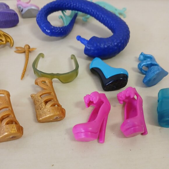Assorted Monster High shoes and accessories (mostly replacements) - Picture 3 of 8